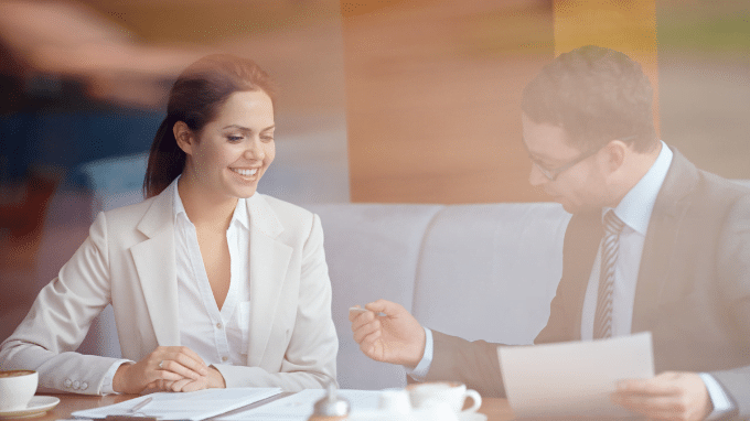 A male health coach is talking to his female clients about mental issues.